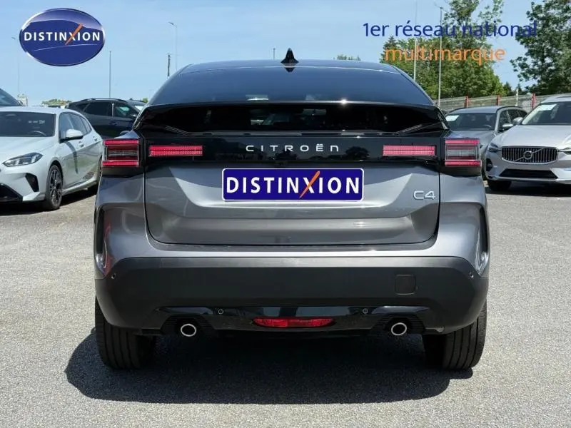 Vue arrière d'une Citroën C4 gris Mercury avec toit noir Perla, feux arrière LED et double sortie d'échappement.