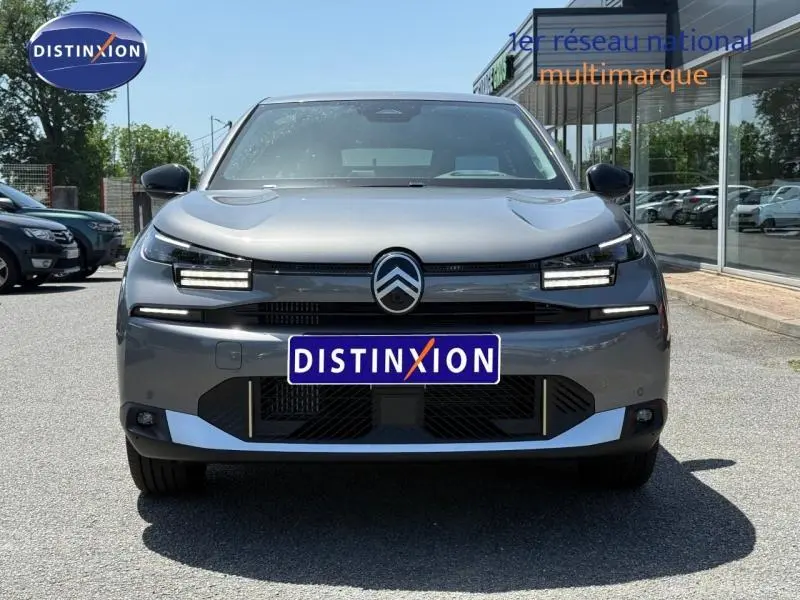 Vue de face d'une Citroën C4 1.2 Hybride gris Mercury avec calandre noire et phares LED distinctifs.