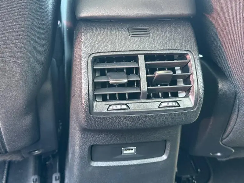 Gros plan sur les aérateurs arrière et prise USB du Citroën C4 1.2 Hybride gris Mercury avec toit noir.