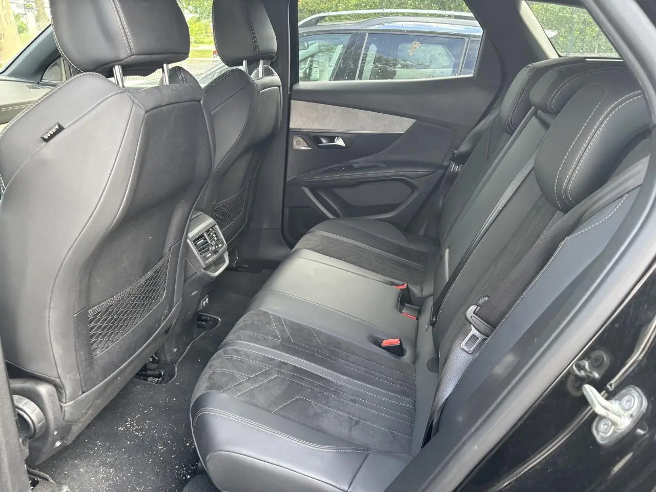 Vue intérieure côté droit des sièges arrière en cuir noir et alcantara du Peugeot 3008 GT Pack 2022.