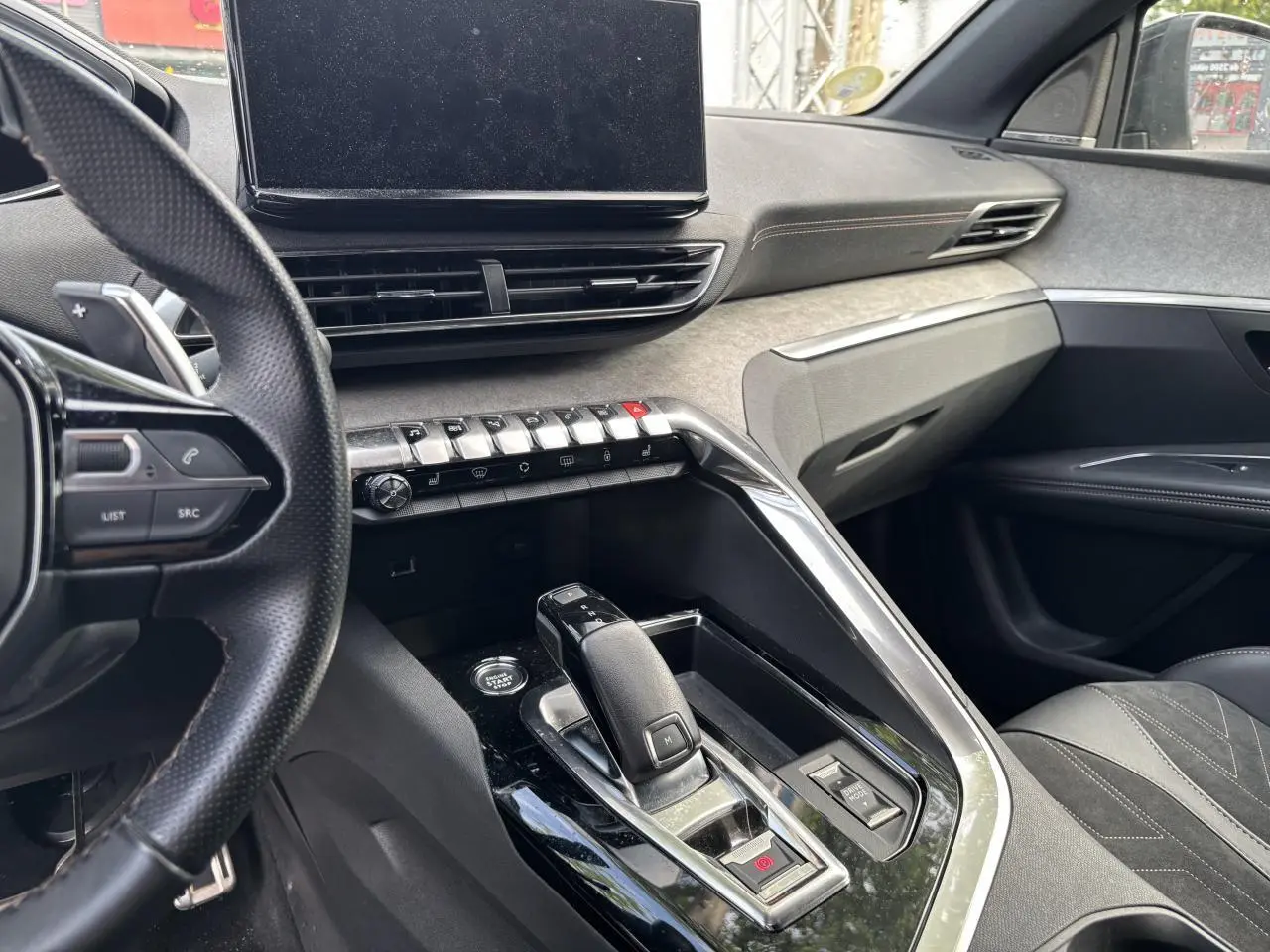 Vue intérieure côté conducteur du Peugeot 3008 GT Pack 2022, montrant la console centrale avec levier de vitesse et écran tactile.