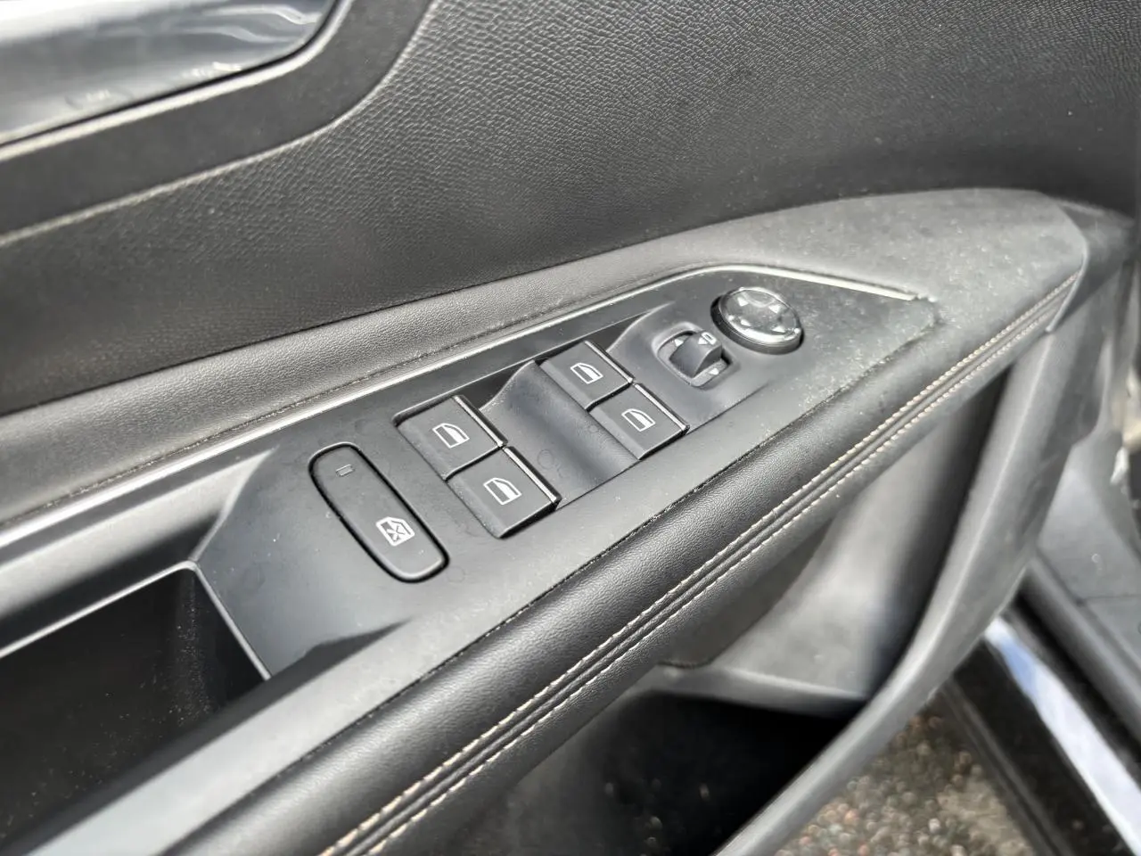 Gros plan sur la commande des lève-vitres et rétroviseurs côté conducteur du Peugeot 3008 noir, finition GT Pack.