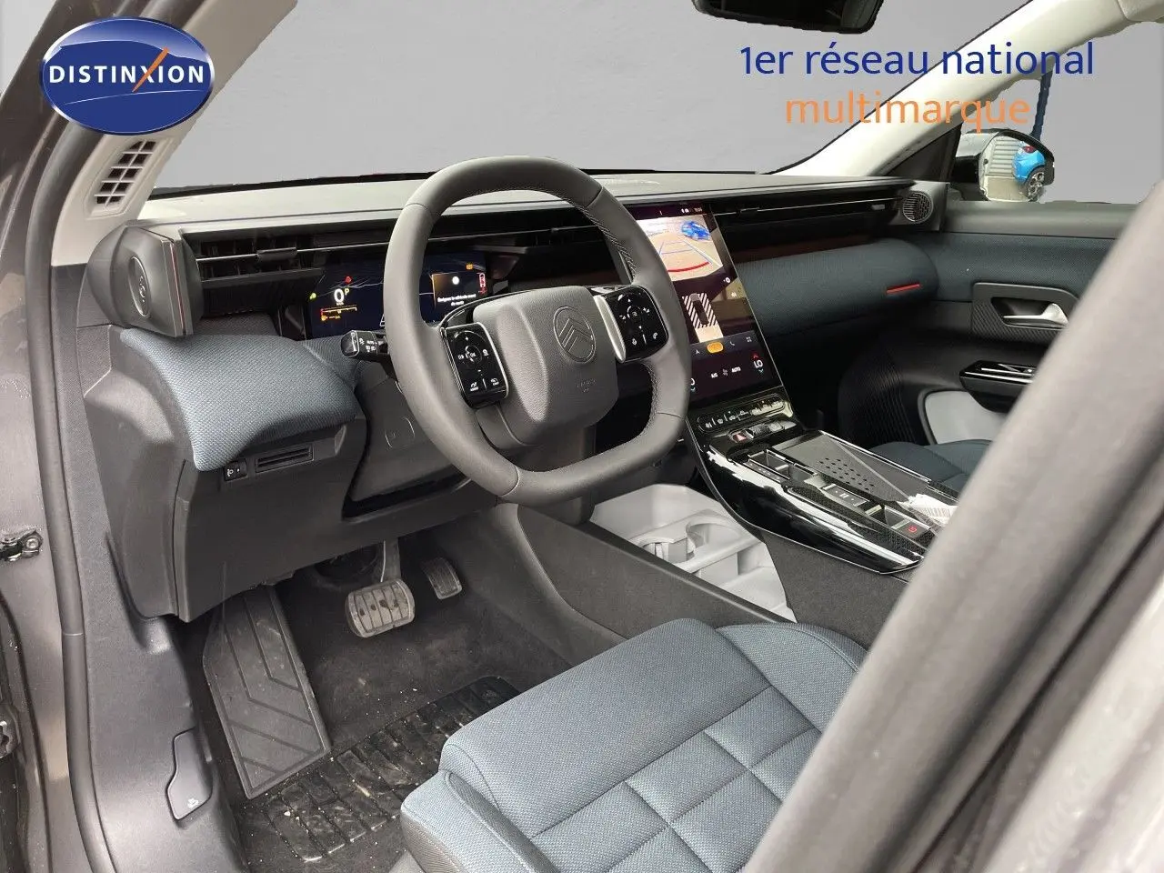 Vue intérieure côté conducteur du Citroën C5 Aircross Hybrid gris platinium, avec tableau de bord numérique et écran tactile vertical.