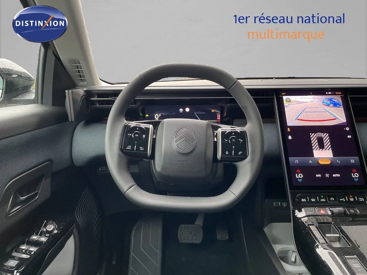 Vue intérieure du poste de conduite du Citroën C5 Aircross Hybrid 2026, volant multifonction et écran tactile avec caméra de recul.