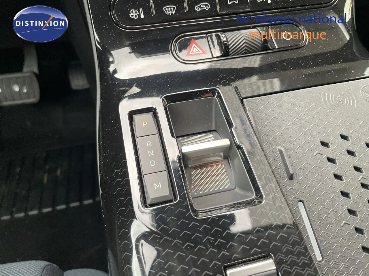 Vue rapprochée de la console centrale noire brillante du Citroën C5 Aircross Hybrid avec sélecteur de boîte automatique.