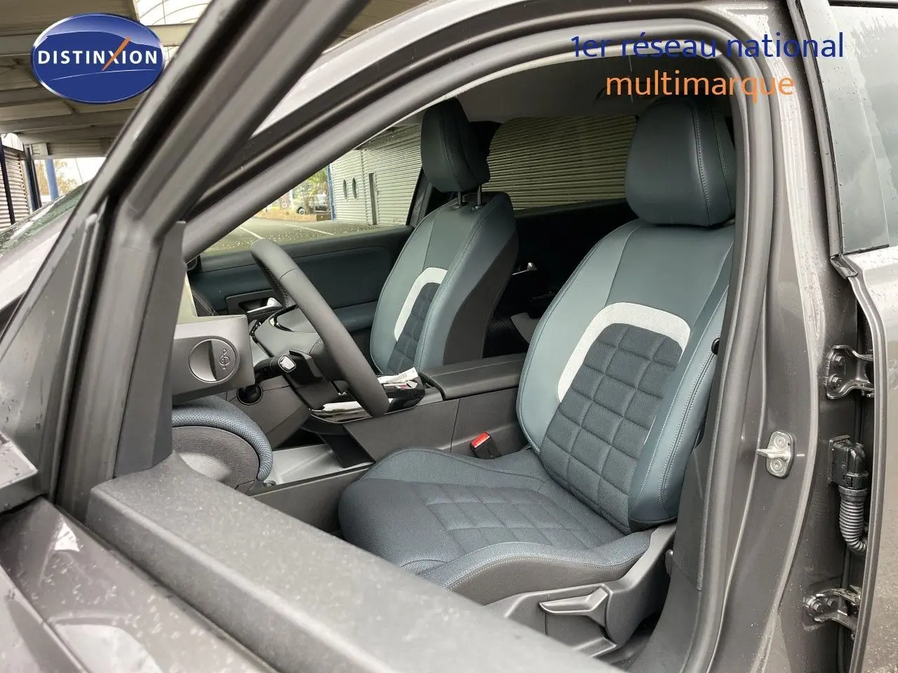 Vue intérieure côté conducteur du Citroën C5 Aircross Hybrid gris platinium, mettant en valeur les sièges bi-matière et le volant.