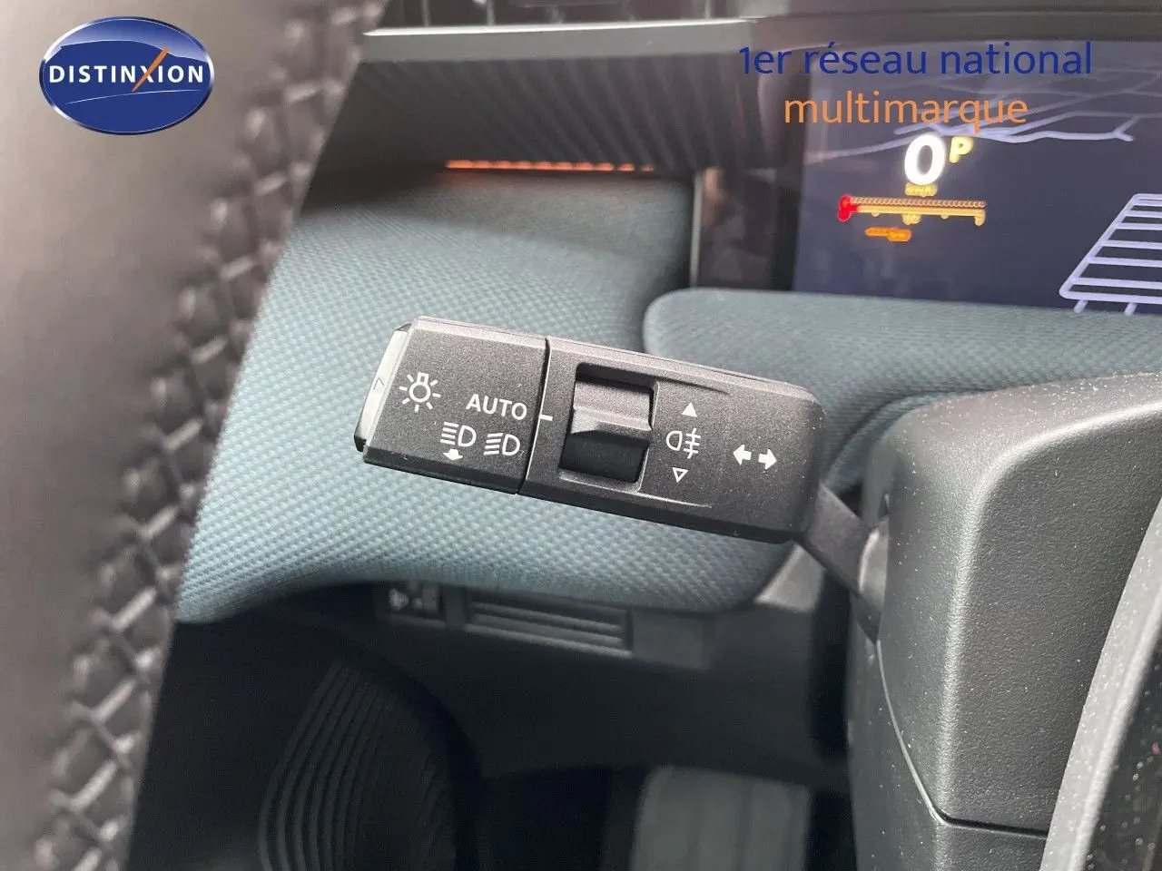 Gros plan sur la commande des feux automatique à gauche du volant dans l’habitacle du Citroën C5 Aircross gris platinium.