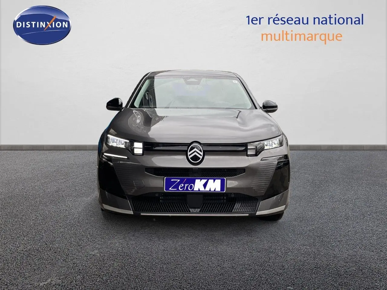 Vue frontale d'un Citroën C5 Aircross Hybrid gris platinium métal avec calandre épurée et phares LED distinctifs.