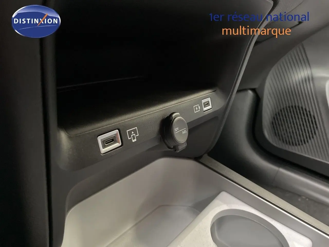 Vue intérieure du compartiment central avant du Citroën C5 Aircross gris platinium, montrant prises USB et prise 12V.