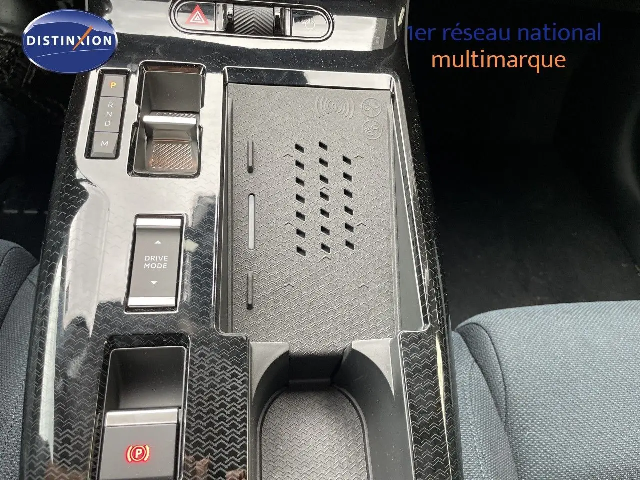 Vue rapprochée de la console centrale noire brillante du Citroën C5 Aircross Hybrid 145ch avec commandes de boîte auto et espace de rangement.