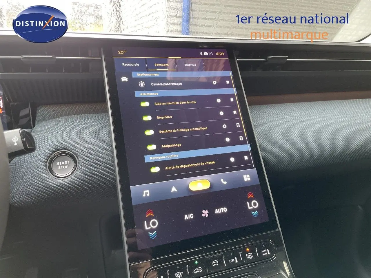Vue rapprochée de l’écran tactile central du Citroën C5 Aircross gris platinium, affichant les aides à la conduite.