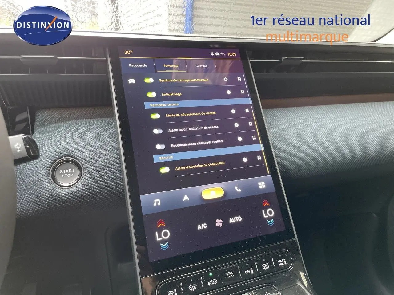 Vue rapprochée de la console centrale tactile du Citroën C5 Aircross Hybrid gris platinium, affichant les réglages de sécurité et climatisation.