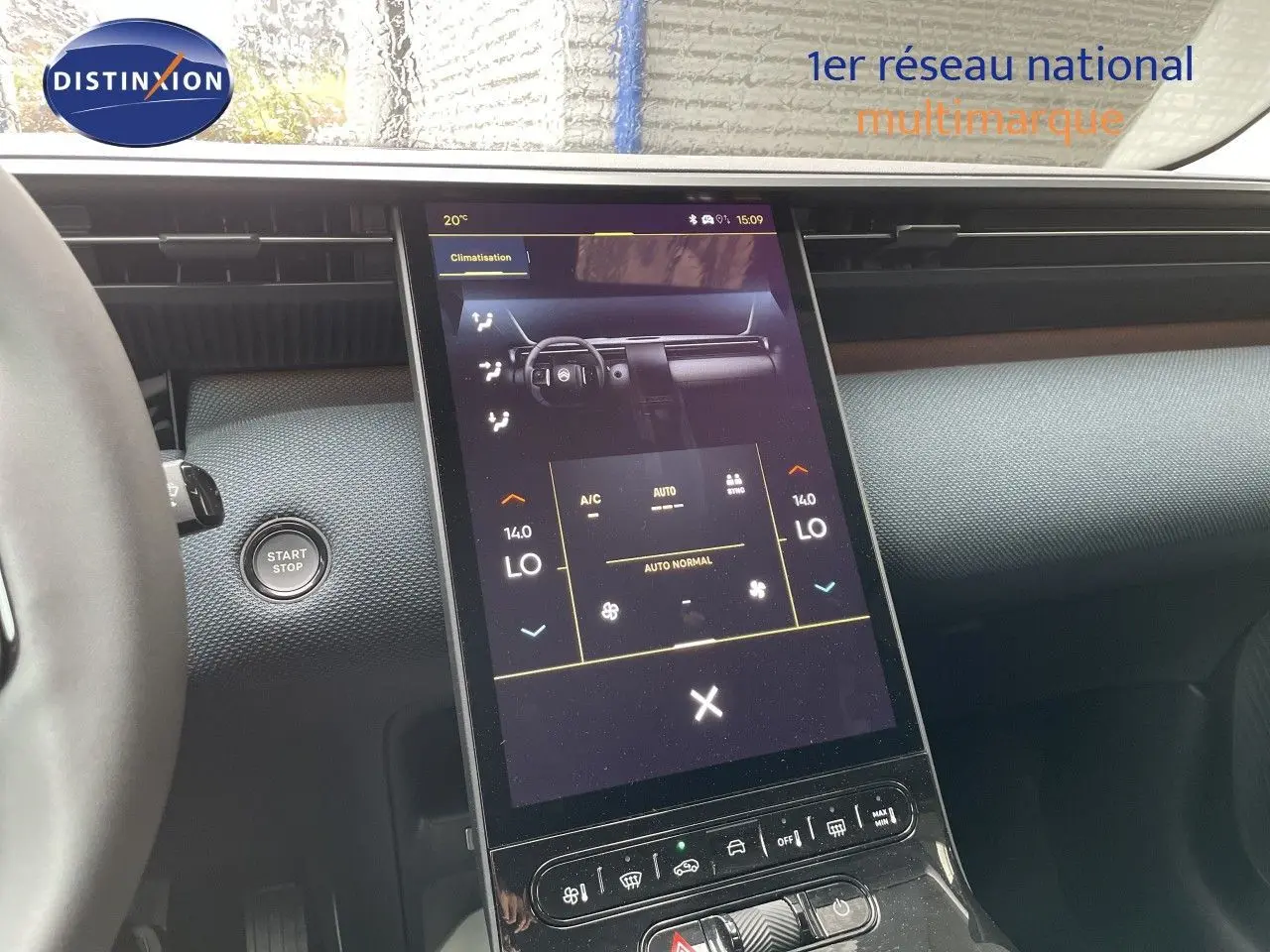 Vue rapprochée de l’écran tactile central et du tableau de bord gris platinium du Citroën C5 Aircross Hybrid 2026.