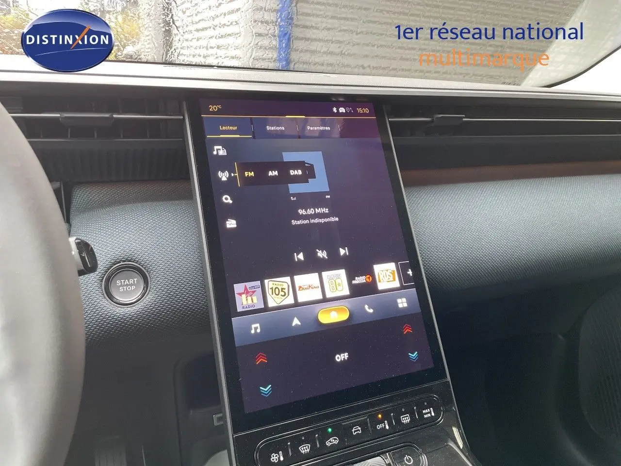 Vue intérieure centrée sur la console tactile verticale du Citroën C5 Aircross gris platinium, avec bouton start/stop visible à gauche.