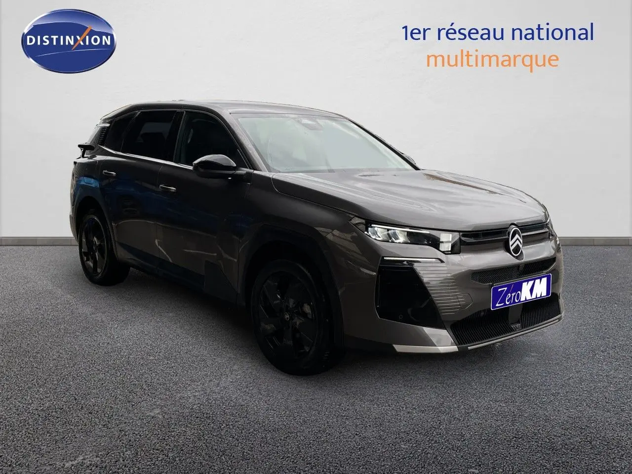Vue 3/4 avant gauche d'un Citroën C5 Aircross Hybrid gris platinium métallisé avec jantes noires et calandre distinctive.