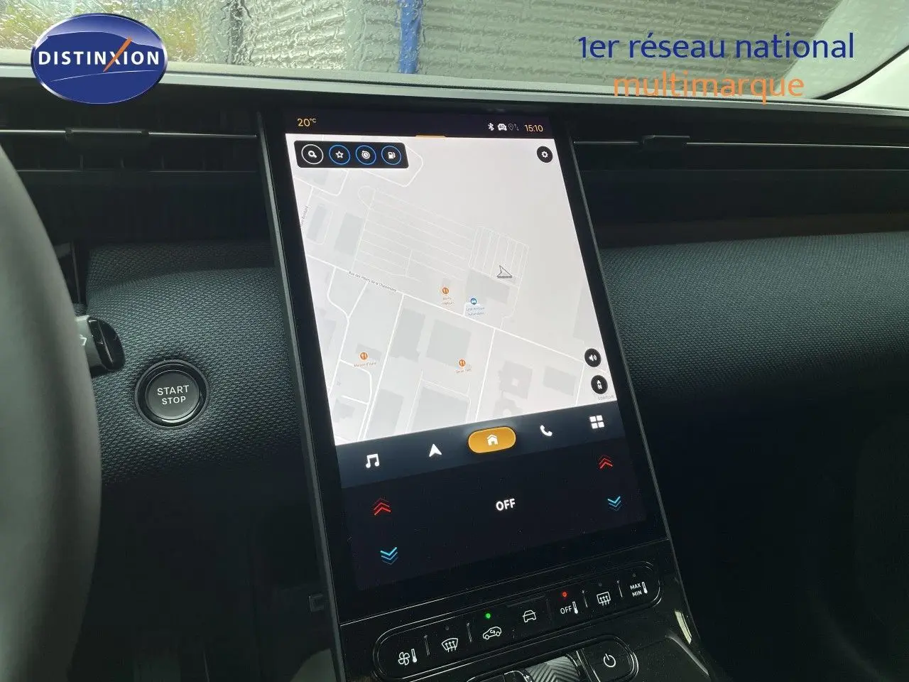 Vue rapprochée de la console centrale du Citroën C5 Aircross gris platinium, écran tactile vertical avec navigation affichée.