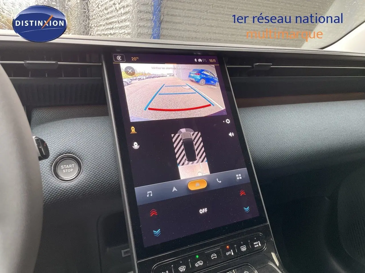 Vue rapprochée de l’écran central tactile du Citroën C5 Aircross gris platinium montrant la caméra de recul en action.