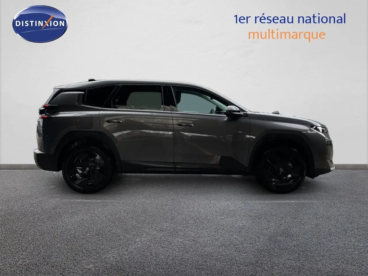 Profil droit d'un Citroën C5 Aircross Hybrid gris platinium métal avec jantes noires et toit noir contrasté.