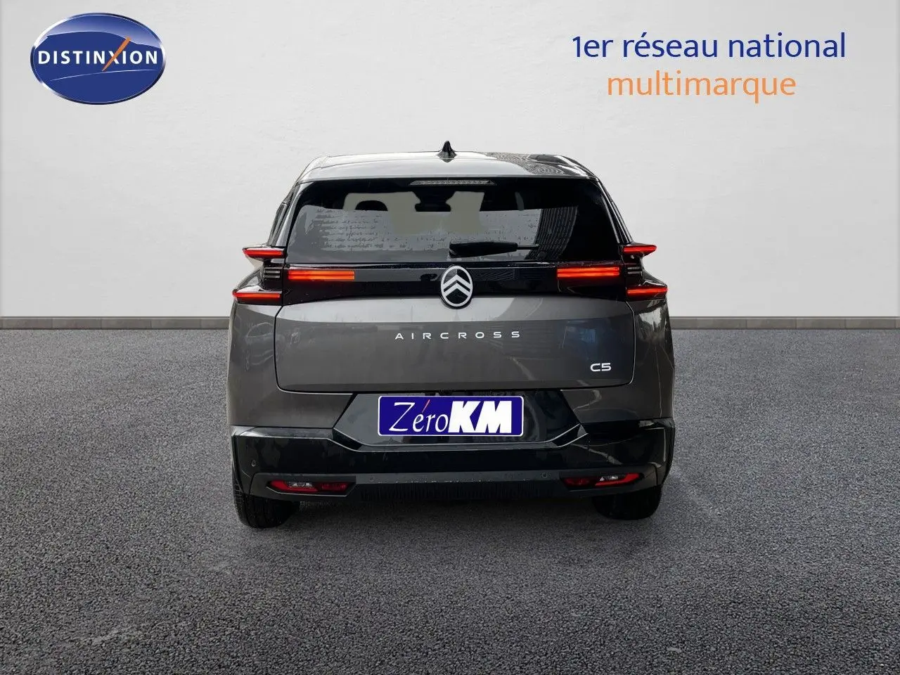 Vue arrière d’un Citroën C5 Aircross gris platinium métal avec feux LED horizontaux allumés.