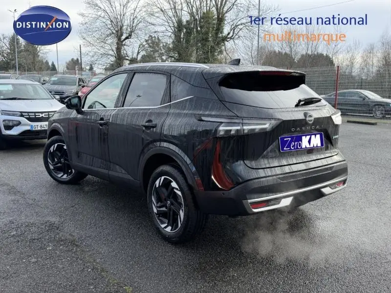 Nissan Qashqai Hybrid e-POWER noir vu en 3/4 arrière droit, avec feux arrière LED et jantes noires distinctives.