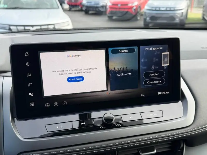 Écran tactile central du Nissan Qashqai Hybrid e-POWER 2025, affichant Google Maps et commandes audio, intérieur noir.