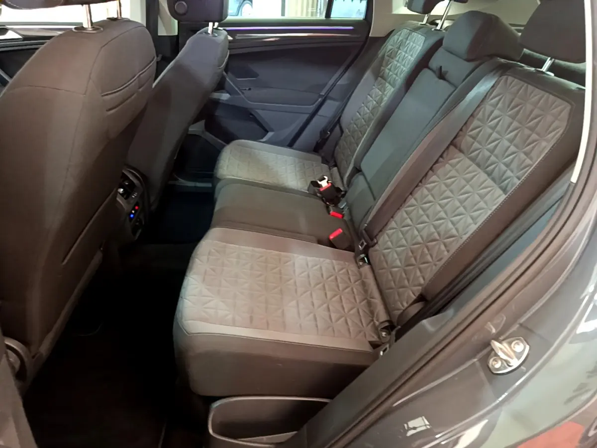Vue intérieure côté droit des sièges arrière gris à motifs géométriques du Volkswagen Tiguan 2.0 TDI 150 DSG7 Life Business 2021.