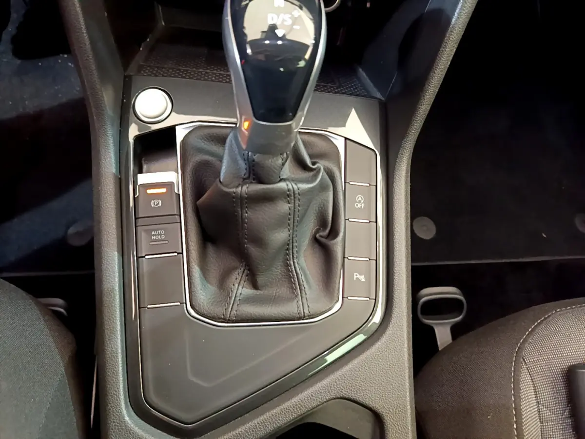 Vue rapprochée de la console centrale du Volkswagen Tiguan 2021, levier de vitesse DSG7 avec boutons de contrôle noirs.