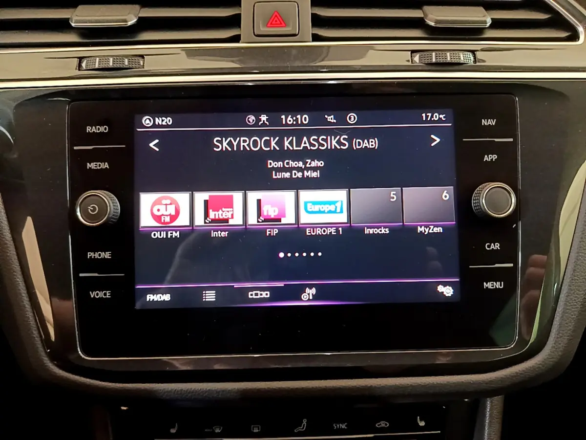 Écran tactile central du Volkswagen Tiguan gris clair 2021 affichant la radio Skyrock Klassiks en mode DAB.