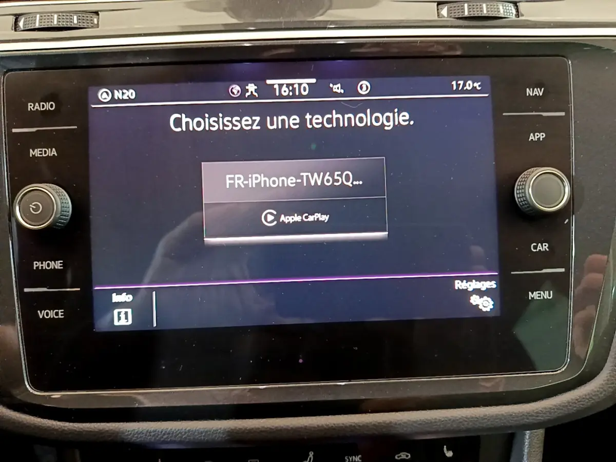 Écran tactile central du Volkswagen Tiguan 2.0 TDI 150 DSG7 Life Business affichant la connexion Apple CarPlay.