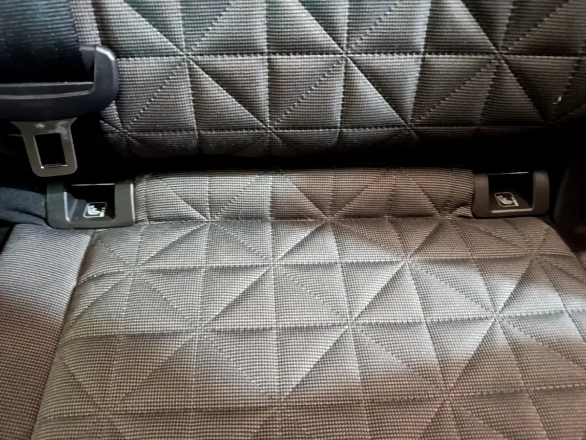 Détail des fixations Isofix sur la banquette arrière grise du Volkswagen Tiguan 2021.