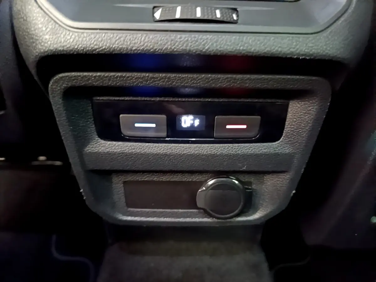 Commande de climatisation arrière avec affichage digital et prise 12V dans un Volkswagen Tiguan gris clair 2021.