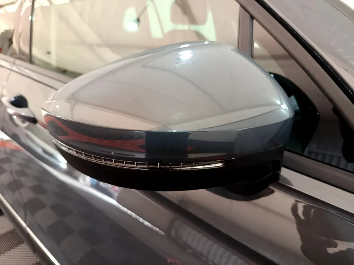 Rétroviseur côté gauche gris clair du Volkswagen Tiguan 2.0 TDI 150 DSG7 Life Business avec clignotant intégré.