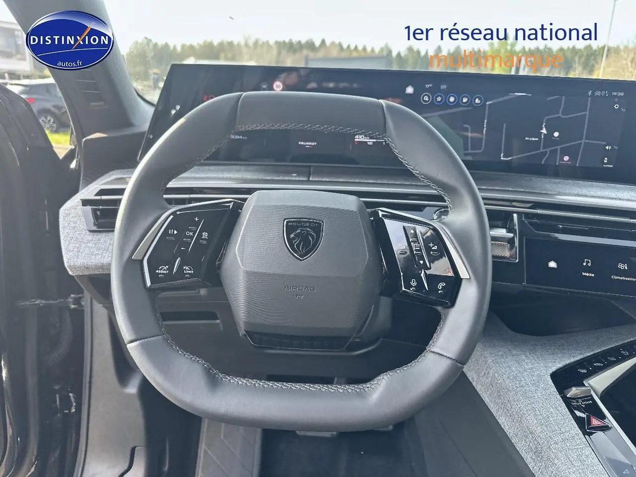 Volant cuir multifonction noir avec logo Peugeot, tableau de bord numérique et écran tactile intérieur du 3008 2025.