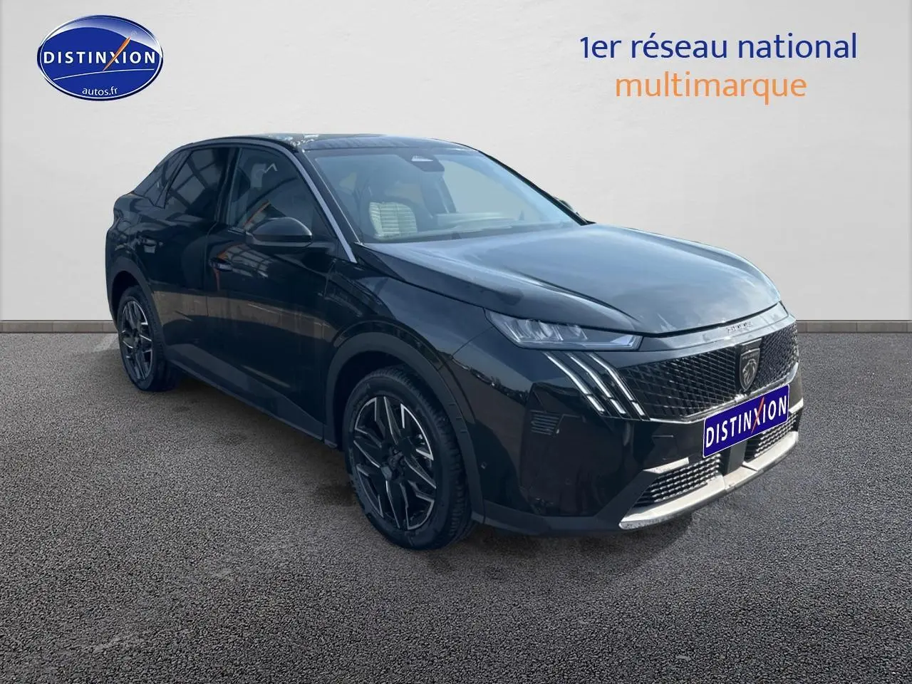 Peugeot 3008 noir perla nera en 3/4 avant droit, avec calandre distinctive et jantes alu noires.