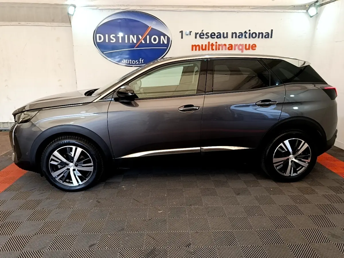 Peugeot 3008 BlueHDi 130 gris foncé vue de profil côté gauche, avec jantes alliage et toit noir contrasté.