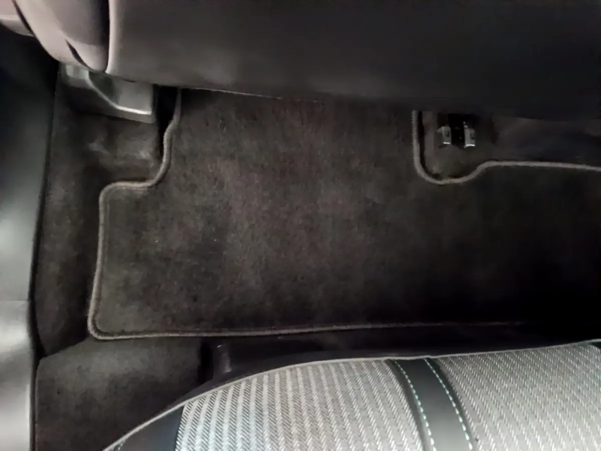 Vue rapprochée du tapis de sol arrière gris foncé et de la partie inférieure du siège arrière du Peugeot 3008 2022.