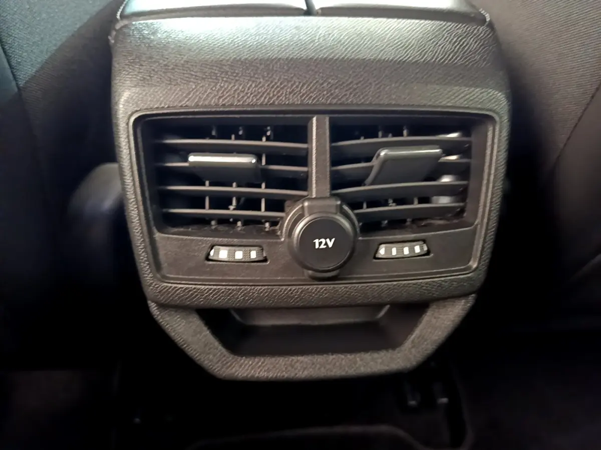 Gros plan sur la sortie d'air arrière noire avec prise 12V du Peugeot 3008 BlueHDi 130 S&S EAT8 Allure 2022.