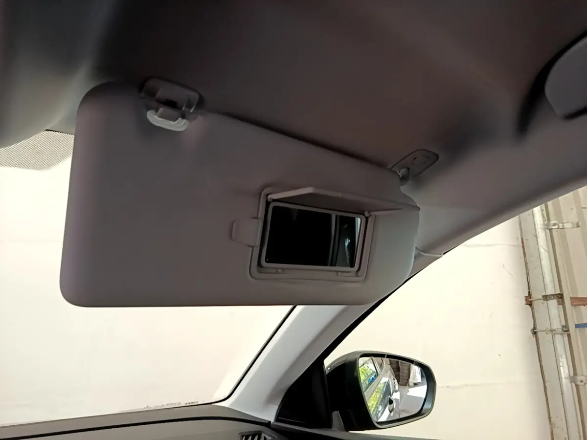 Détail du pare-soleil côté conducteur avec miroir intégré dans l’habitacle du Peugeot 3008 gris foncé.