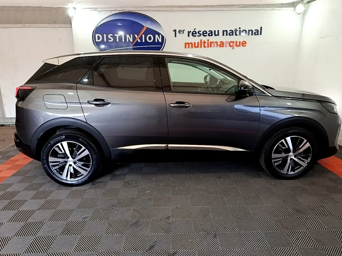 Profil droit d’un Peugeot 3008 BlueHDi 130 gris foncé 2022 avec jantes alliage et vitres teintées.