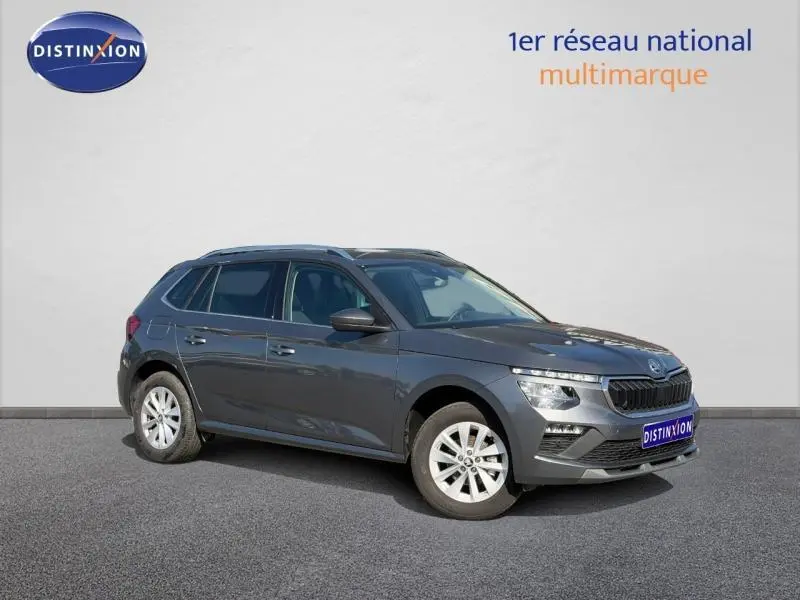 Vue 3/4 avant droite d'un Skoda Kamiq gris graphite métallisé avec jantes alliage et calandre noire.