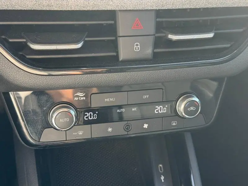 Détail de la console centrale du Skoda Kamiq 2025 en gris graphite, montrant la climatisation automatique à 20°C.