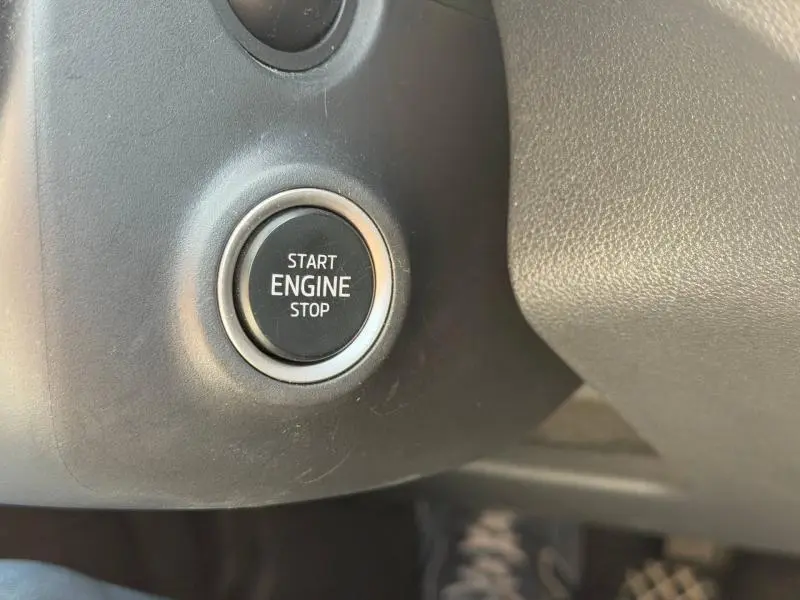 Gros plan sur le bouton Start Engine Stop du tableau de bord du Skoda Kamiq 2025 en Gris Graphite métallisé.