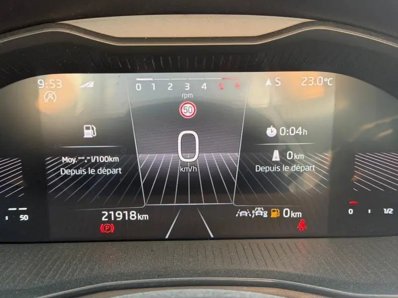 Tableau de bord numérique du Skoda Kamiq 2025 affichant vitesse zéro, température 23°C et 21 918 km au compteur.