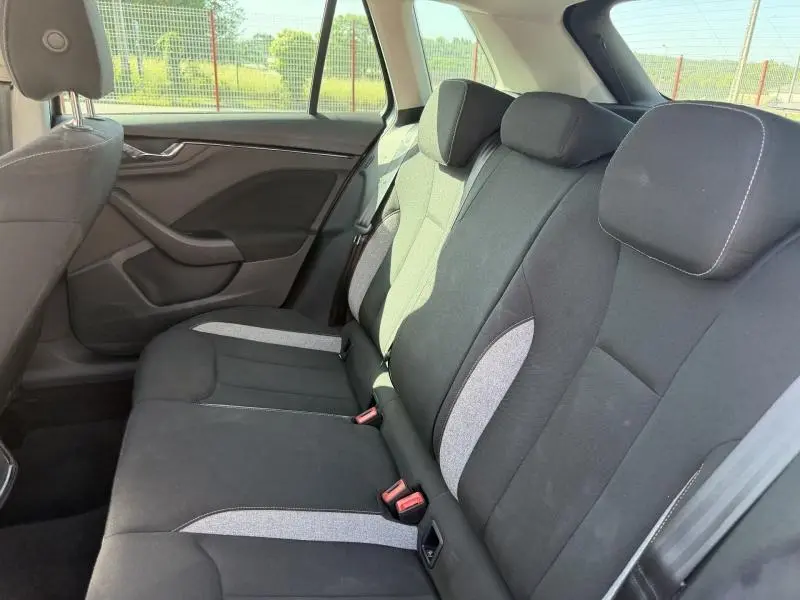 Vue intérieure côté droit des sièges arrière du Skoda Kamiq 2025 en tissu noir avec inserts gris clair.