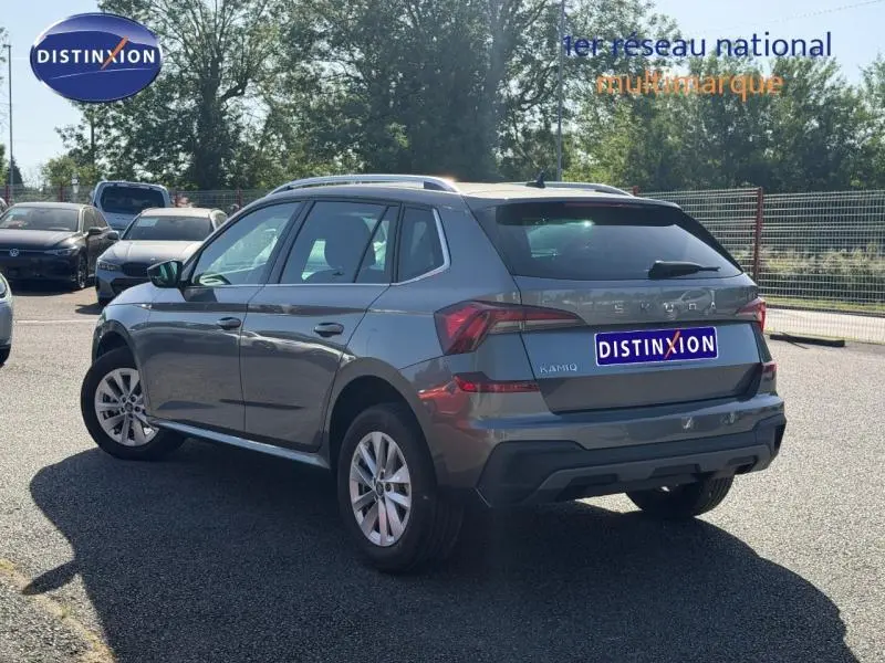 Vue 3/4 arrière droite d'un Skoda Kamiq 2025 gris graphite métallisé avec jantes alliage et toit noir.