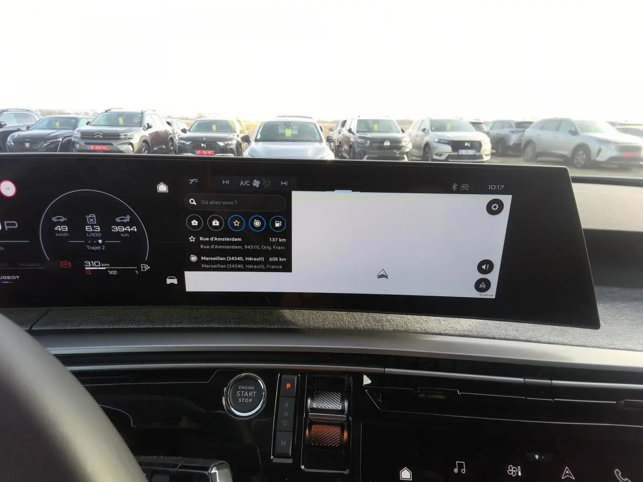 Vue intérieure du tableau de bord du Peugeot 3008 blanc 2025, avec écran panoramique et navigation affichée.
