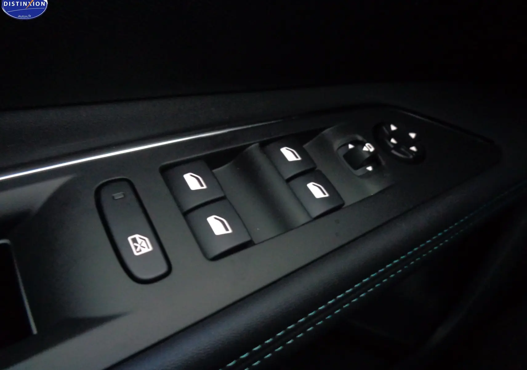 Commande des vitres électriques et réglage des rétroviseurs sur la porte côté conducteur d'un Peugeot 3008 gris platinium.