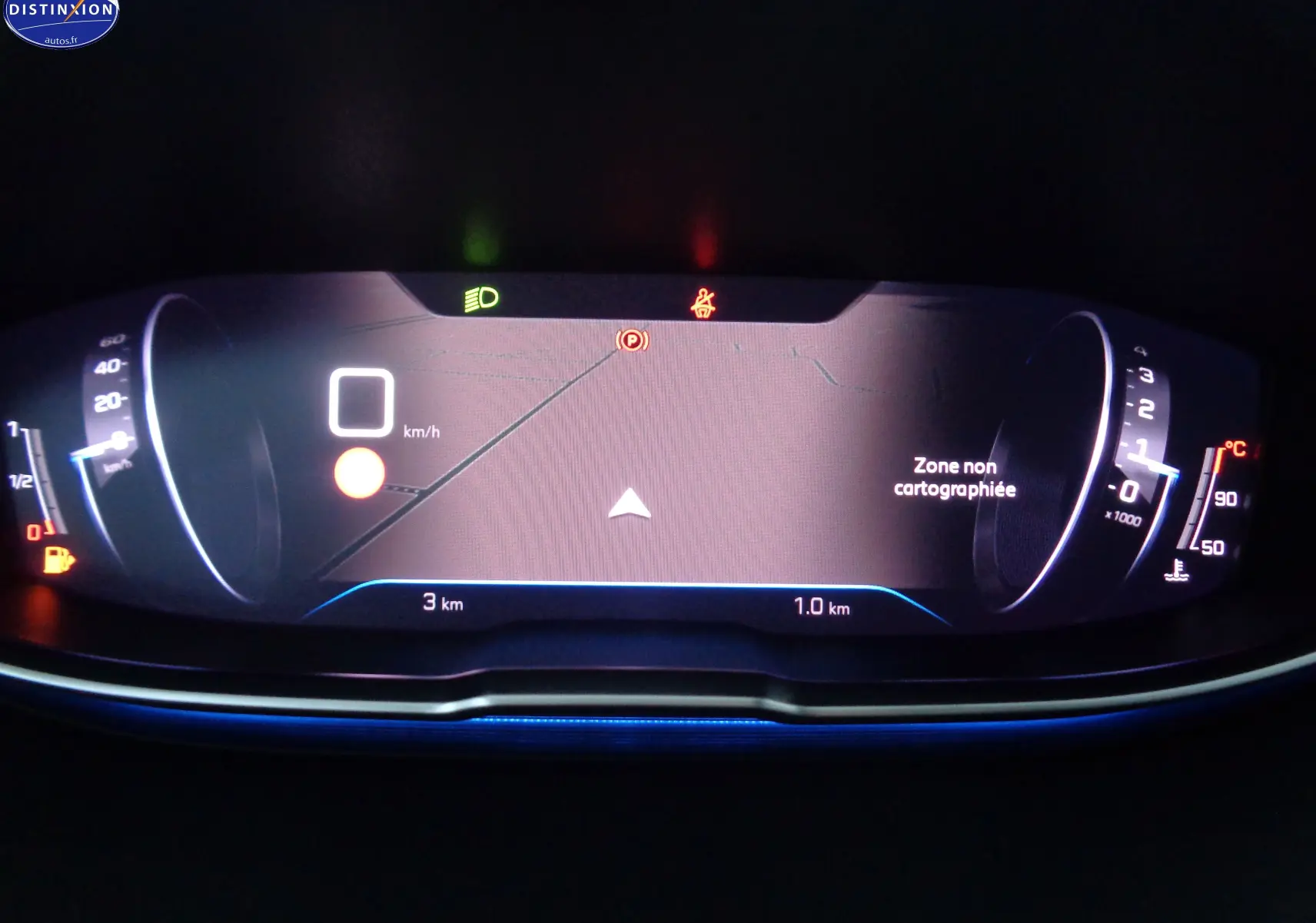 Tableau de bord numérique du Peugeot 3008 2023, affichant la vitesse, la température et une carte non cartographiée.