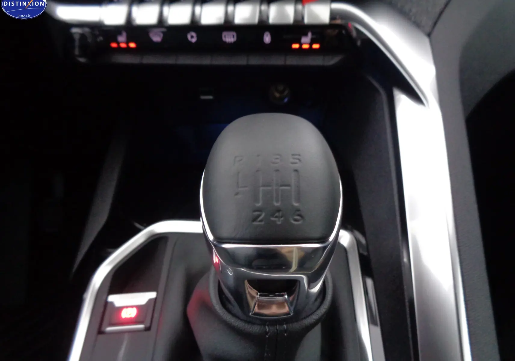 Le levier de vitesses manuel noir du Peugeot 3008 1.2 PureTech 130ch Allure Pack, entouré de détails chromés.