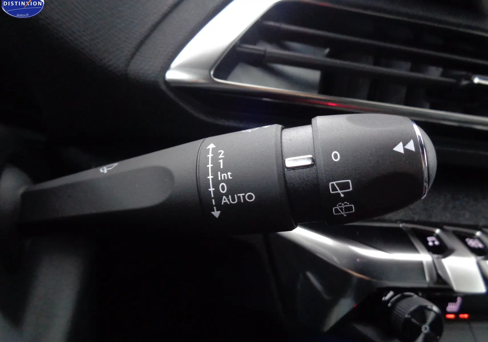 Gros plan sur la commande des essuie-glaces du Peugeot 3008 gris platinium, avec détails des réglages automatiques et manuels.